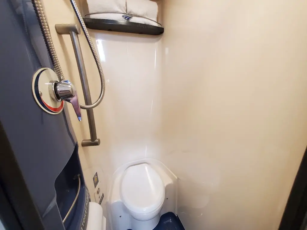 can you shower on amtrak