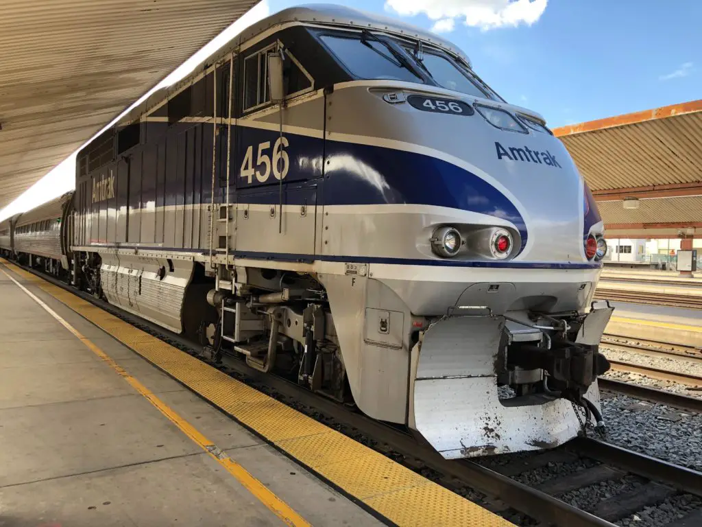 Amtrak Vs. Greyhound: Which One Should You Ride